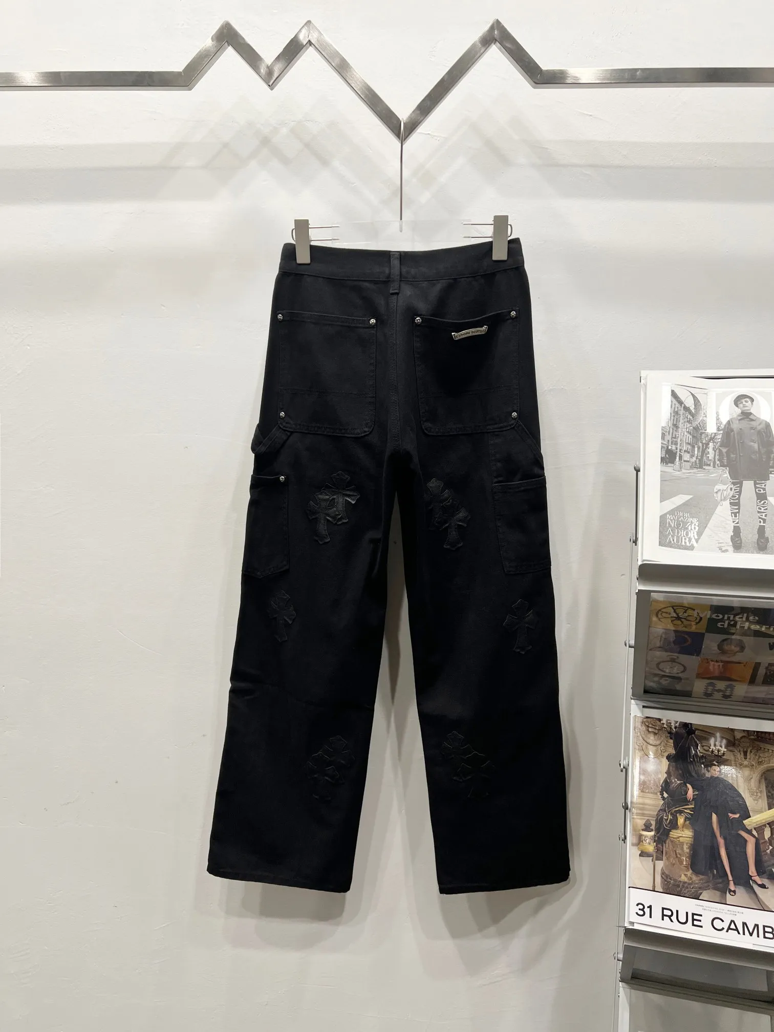 P260 Style No.: (c044) Chrome hearts Cross patch leather jeans workwear logging pants Chrome hearts logging pants are here! ! ! CH Croix Heart Double Knee Cross Patch Leather Bo1 Style Logging Pants Straight-leg Work Pants B136 Croix Heart Cross Sanskrit Overalls Price 4W Level, Patched Cross Pattern Decoration, High Waist Washed Jeans! ! Absolutely high-end luxury products, 1.9W level god-level single products, super popular products, made by top heavy industry, not to be missed. About Zangyin, this is an extremely luxurious fashion brand, which can also be called the nobles of the high street. It has always been an exclusive brand of some hipsters or rich second generation. Compared with ordinary high streets, it is more luxurious and noble. Compared with luxury brands, it has a more fashionable personality and has always been a brand that I have a special liking for. Imported yarn is custom-woven into a high-density twill canvas, which ensures a crisp silhouette while also making the fabric feel very delicate. It follows the B01 classic silhouette, with a crisp and stylish upper body. The ready-made garments are stone-ground and fermented, so they can be matched with any style. Buttons and brushed zinc are washed with genuine YKK retro metal products. Double-layered canvas on the front. Perfect details. All hardware is perfect. Size: s-XXL Color: Black